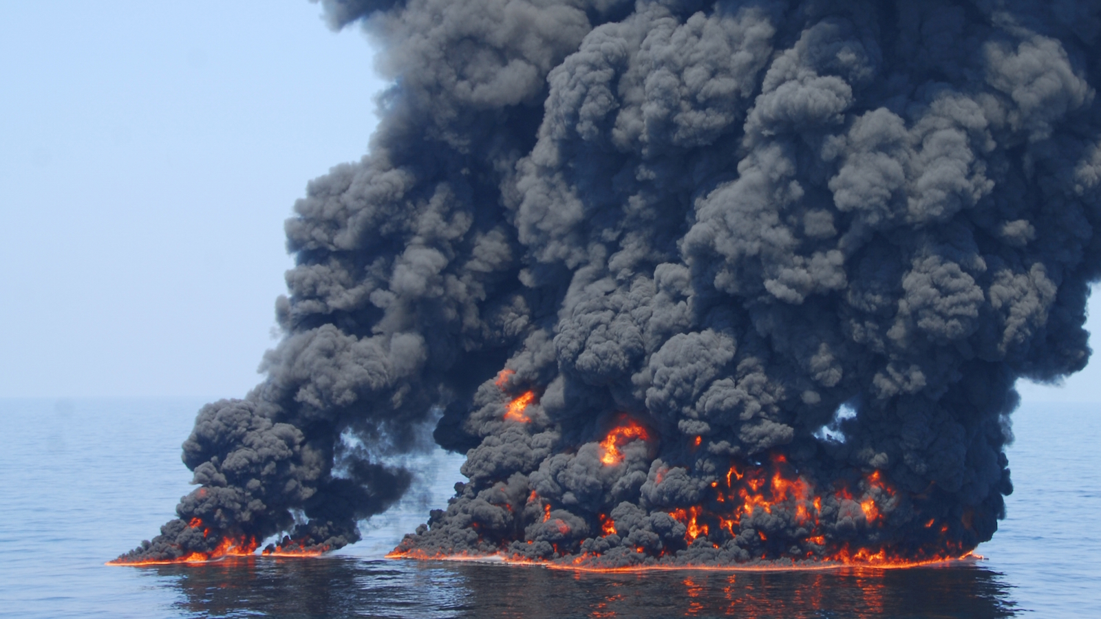 15 апреля 2010. Взрыв нефтяной платформы Deepwater Horizon в мексиканском заливе. Взрыв на нефтяной платформе Deepwater Horizon (20 апреля 2010). Взрыв на глубоководном горизонте в 2010 году. Взрыв и пожар на нефтяной платформе Deepwater Horizon.